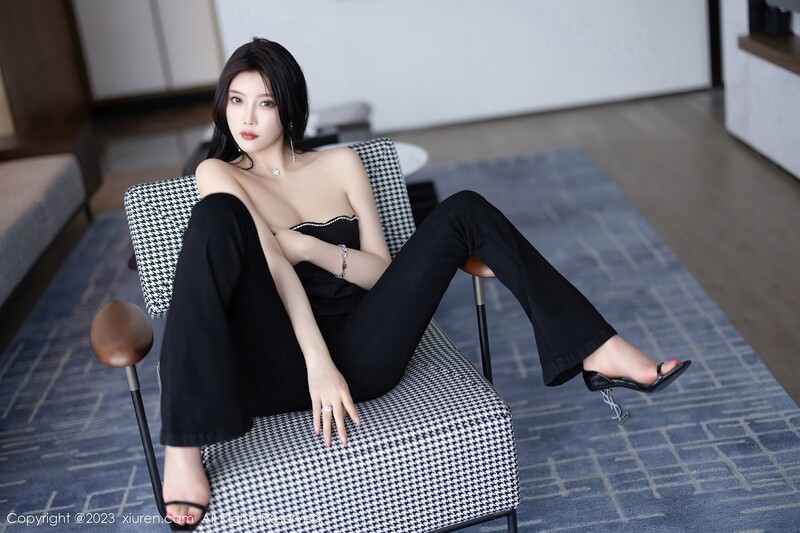 私人订制 性感女神 杨晨晨 黑色轻透蕾丝连体衣 性感迷人的丰腴身材 姿态摄人心魄[90P/817M]