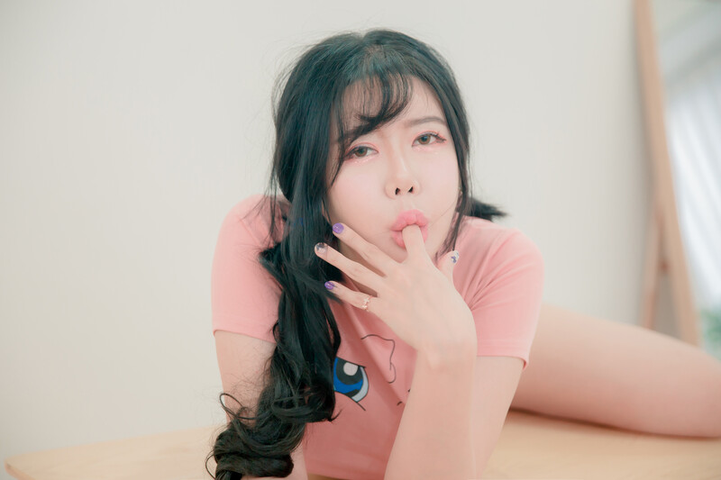 这对巨乳 看着都令人心动不已 真是百玩不厌 韩模 SUA 大尺度套图[88P/620M]