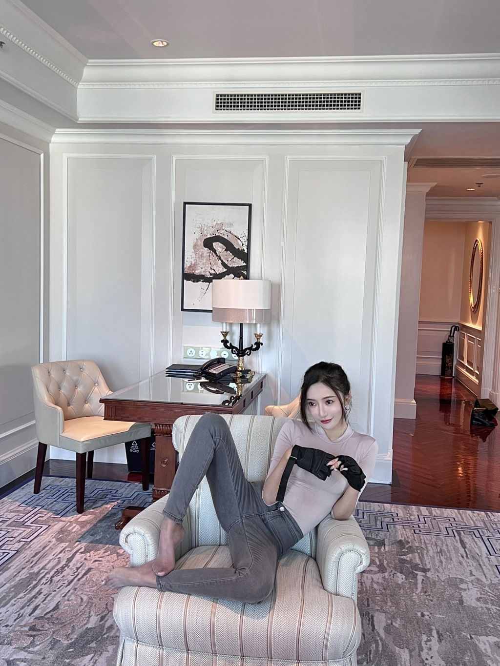 王馨瑶 灰色紧身牛仔裤