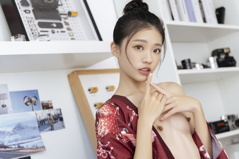 骨感的妹子 小奶子还没开始发育 露出三点刺激[107P/307M]