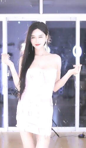 鬥魚舞姐小恩雅貂蟬爆乳裝搔首弄姿抖臀誘惑