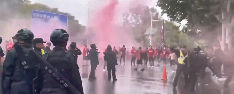 又见足球流氓！河南郑州主场成都蓉城队比赛还未开始球迷先打团