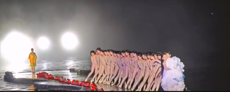 内地导演张艺谋大型实景剧《印象刘三姐》主演竟全裸出镜