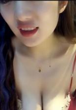  [呱呱录屏] 御女范气贮美女主播酒店和胖男友直播啪啪,高难度动作一字马站着操,洁白的皮肤衬托着一片茂密黑森林.