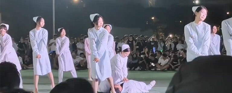 上海思博职业技术学院新生汇演护士装上演擦边舞蹈