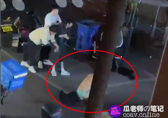 每日捉奸某女子睡别人男友被女主和闺蜜堵街上暴打