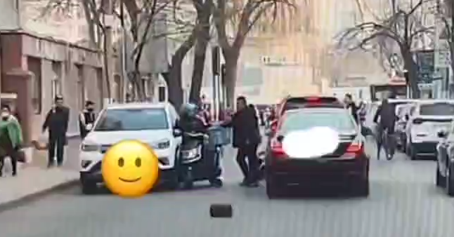 天津外卖小哥被当街暴揍熊孩子又惹祸