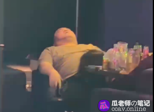 河南滑县故里音乐餐厅一对男女当众上演口交大片