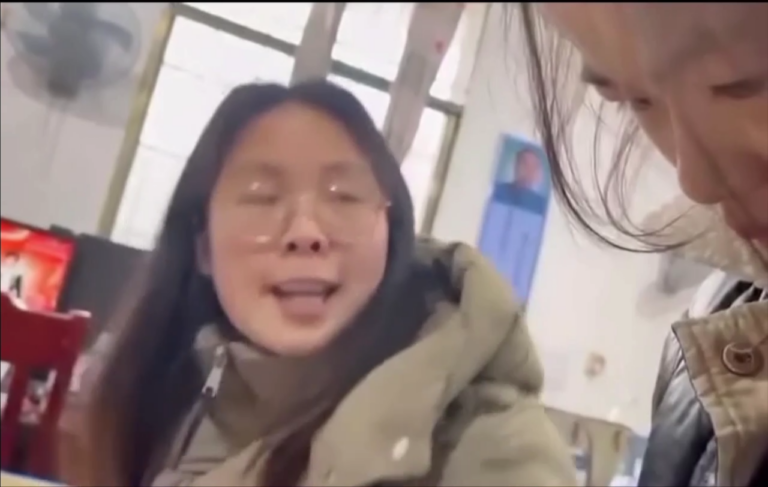 湖南湘潭一小学老师殴打辱骂学生威胁老师删视频