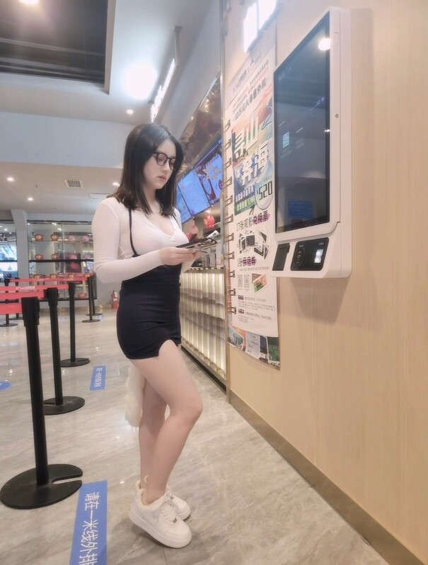 豆瓣酱 超人气秀人网女神 电影院尽情露出色诱