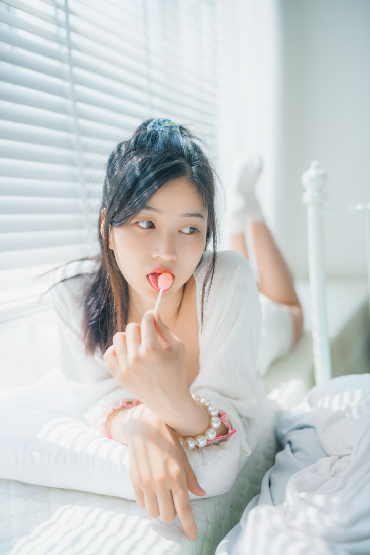 极品大奶国模年年-白衣少女居家吃棒棒糖[35P-124MB]