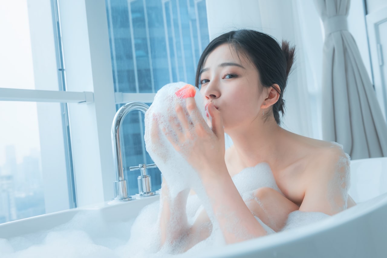 国模年年浴缸泡泡浴漏完美奶子31P