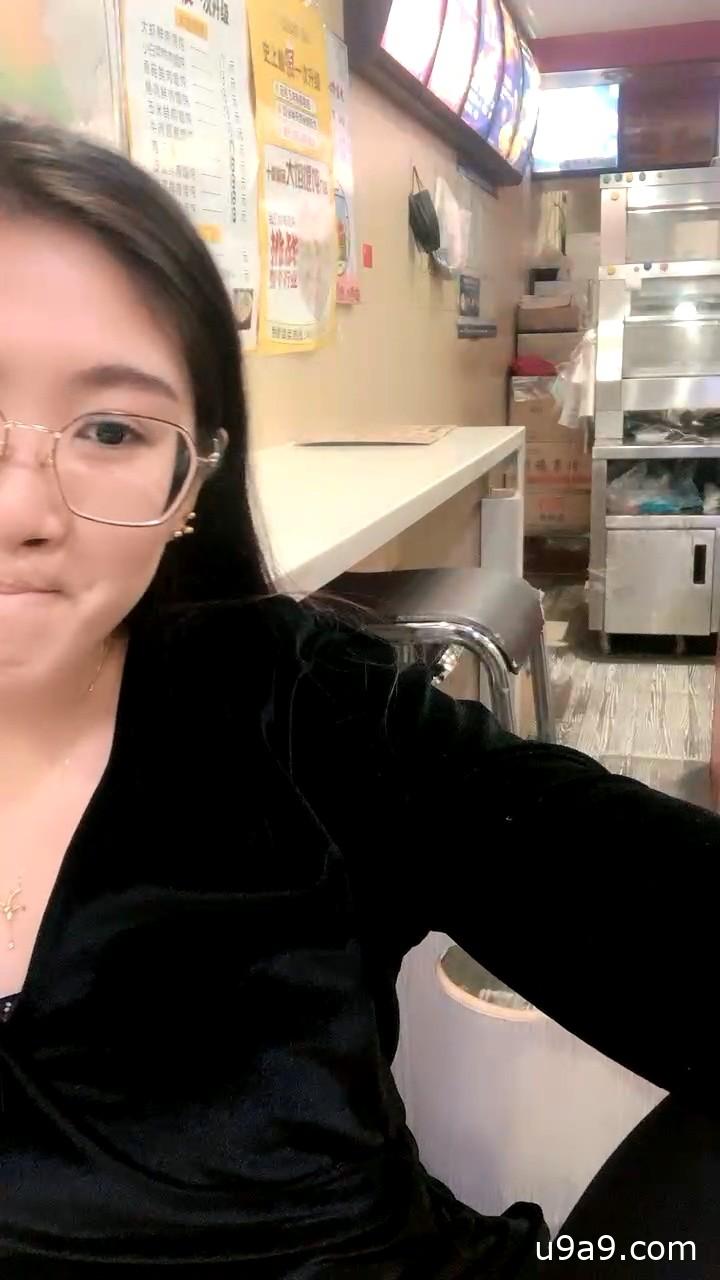  [呱呱录屏] 炸鸡店老板娘在店里偷偷播听狼友指挥跑到厨房漏出骚奶子揉捏好刺激脱了裤子掰开骚逼给狼友看精彩刺激.