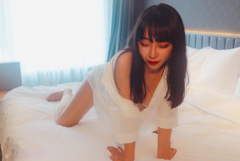 极品巨乳美胸国模-小水-穿着经典的白衬衫+镂空情趣内衣各种超诱惑姿势[657P/1G]