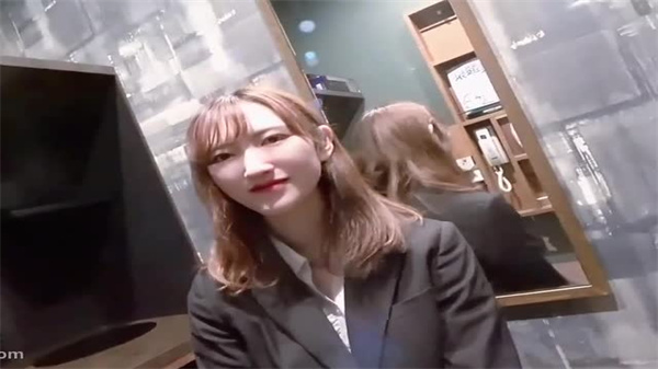 » [呱呱录屏] » 制服还没脱下的甜美邻家小美眉一线粉逼插进去好紧